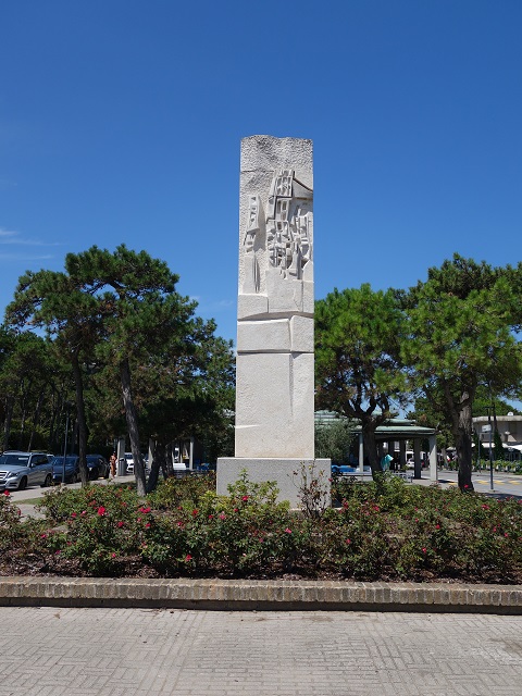 Piazza Marcello D'Olivo - Stele (1983)